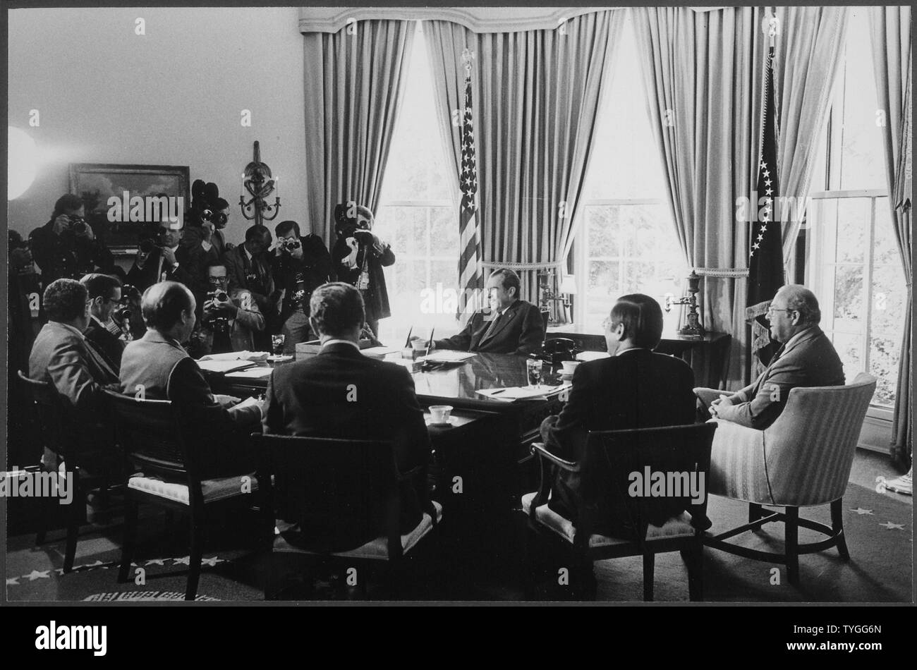 Präsident Nixon Treffen mit wirtschaftlichen Berater und Mitglieder des Kabinetts; Umfang und Inhalt: Im Bild: Im Uhrzeigersinn von Präsident Nixon: George S. Shultz, James T. Lynn, Alexander M. Haig, Jr., Roy L. Esche, Herbert Stein, William E. Simon. Betrifft: Pressekonferenz. Stockfoto