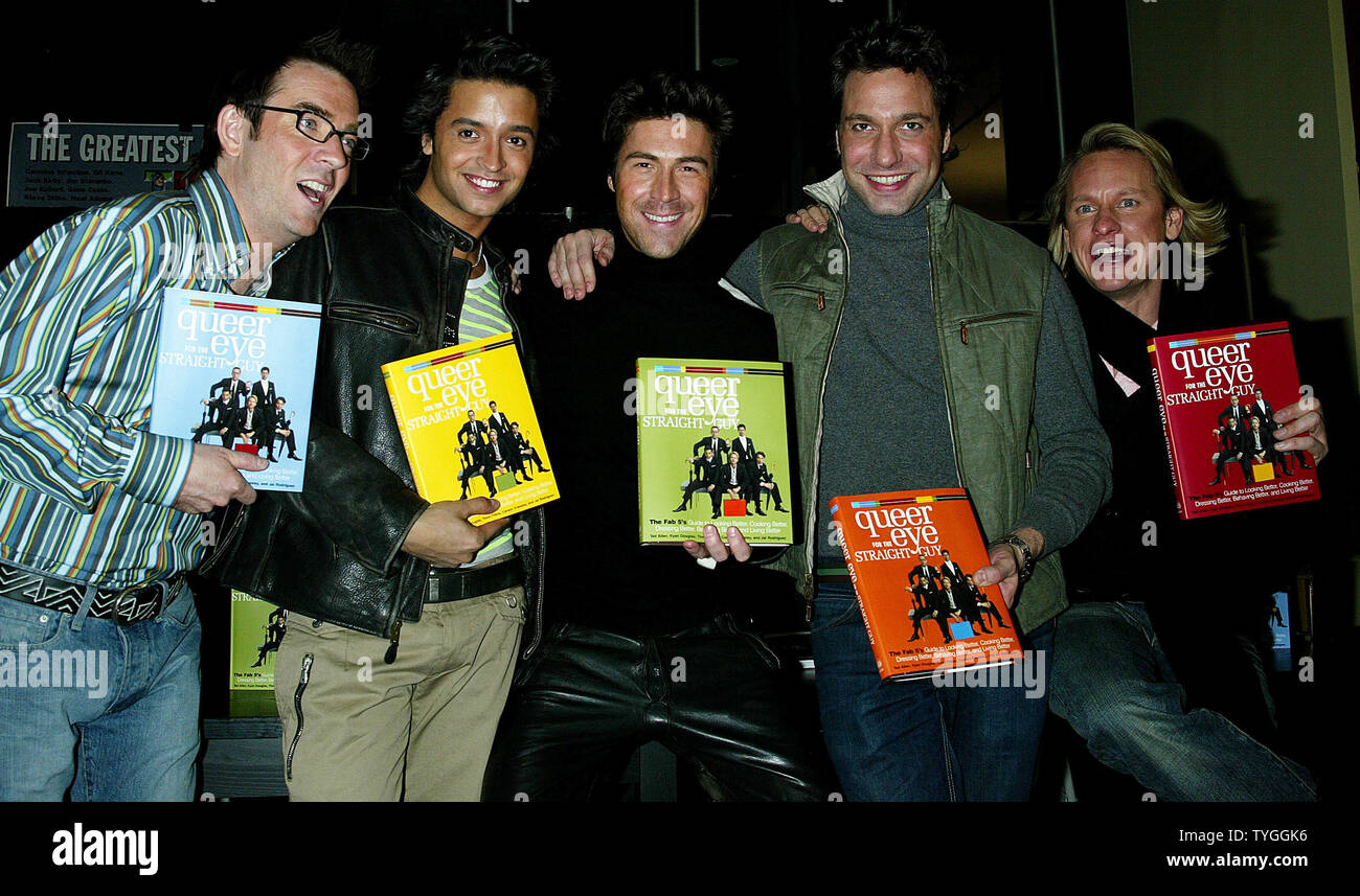 Queer Eye für die Straight Guy Fab 5 (nach rechts: Ted Allen, Jai Rodriguez, Kyan Douglas links, Thom Felicia und Carson Kressley) pose für Bilder vor ihrem neuen Buch "Queer Eye für die Straight Guy Unterzeichnung: Der Fab 5 Leitfaden für besser, besser, besser, besser und besser Leben' bei Barnes & Noble in New York am 17. Februar 2004. (UPI Foto/Laura Cavanaugh) Stockfoto