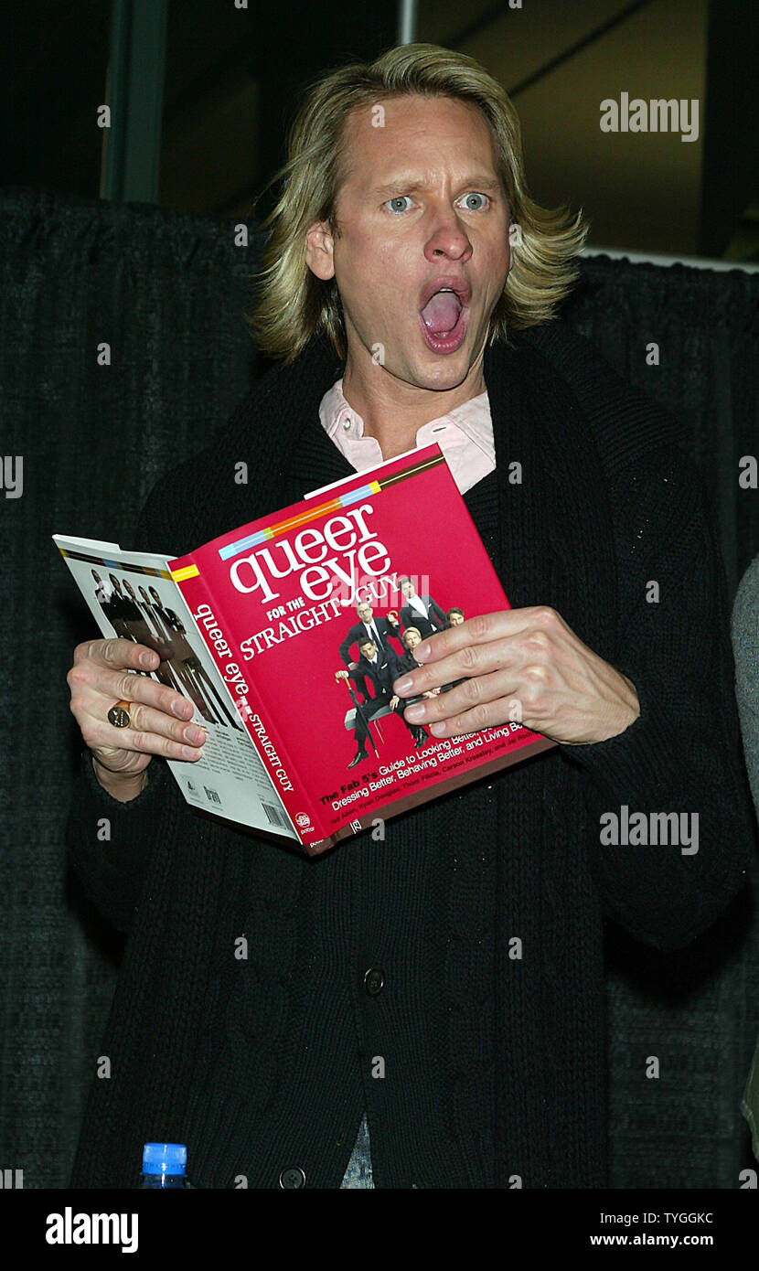 Queer Eye für die Straight Guy Fab 5* Carson Kressley) stellt für Bilder vor ihrem neuen Buch "Queer Eye für die Straight Guy Unterzeichnung: Der Fab 5 Leitfaden für besser, besser, besser, besser und besser Leben' bei Barnes & Noble in New York am 17. Februar 2004. (UPI Foto/Laura Cavanaugh) Stockfoto