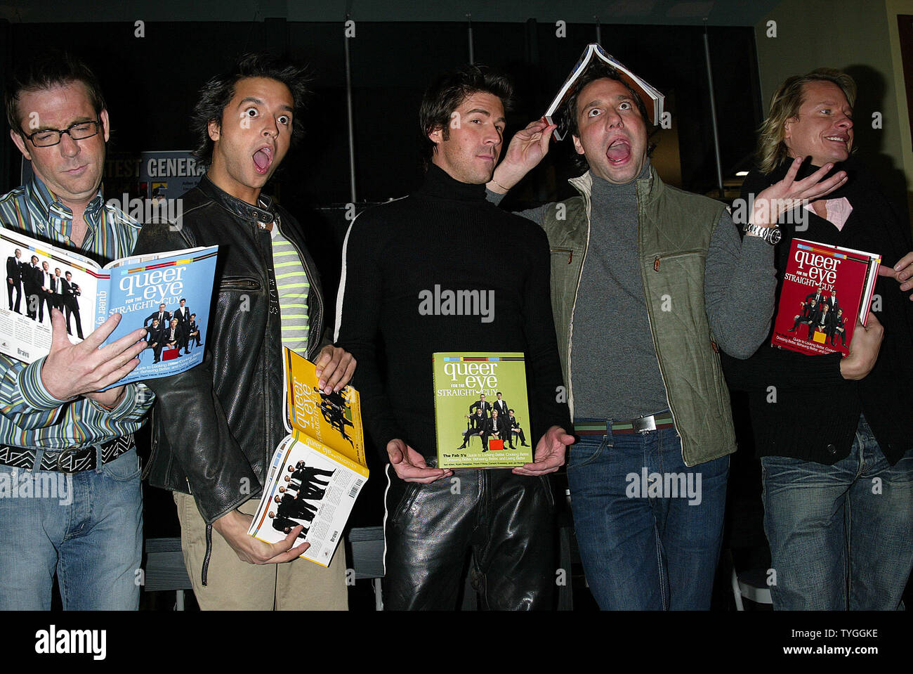Queer Eye für die Straight Guy Fab 5 (nach rechts: Ted Allen, Jai Rodriguez, Kyan Douglas links, Thom Felicia und Carson Kressley) pose für Bilder vor ihrem neuen Buch "Queer Eye für die Straight Guy Unterzeichnung: Der Fab 5 Leitfaden für besser, besser, besser, besser und besser Leben' bei Barnes & Noble in New York am 17. Februar 2004. (UPI Foto/Laura Cavanaugh) Stockfoto