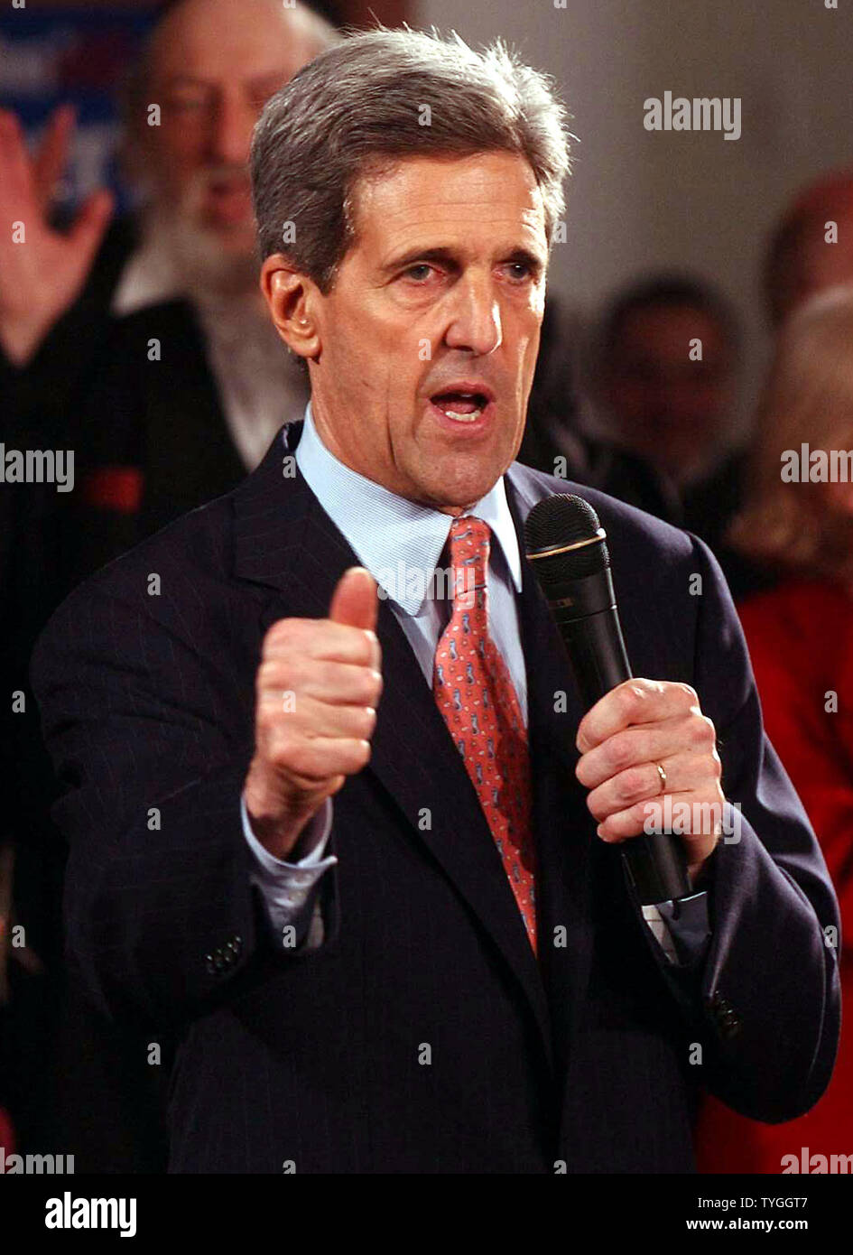 Demokratische Präsidentschaftskandidaten Senator John Kerry erläutert seine Kampagne Ziele während seiner Feb 23, Rallye 2004 in Harlem, New York. (UPI/Ezio Petersen) Stockfoto
