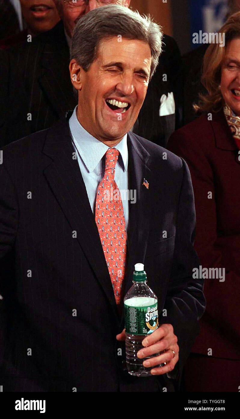 Demokratische Präsidentschaftskandidaten Senator John Kerry erläutert seine Kampagne Ziele während seiner Feb 23, Rallye 2004 in Harlem, New York. (UPI/Ezio Petersen) Stockfoto
