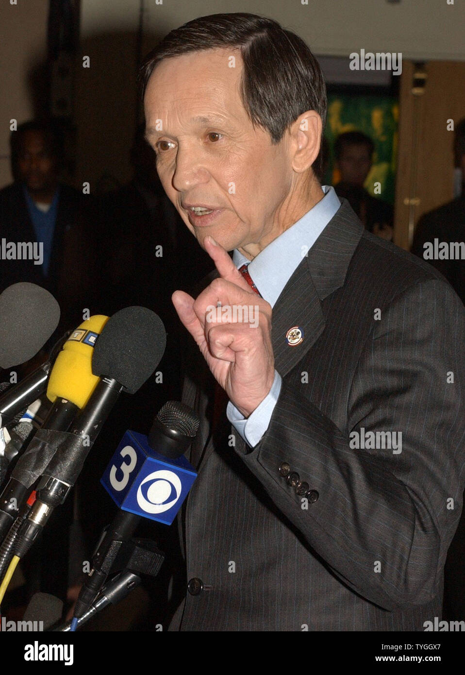 Rep. demokratischen Präsidentschaftskandidaten Dennis Kucinich spricht mit den Medien nach seiner Aussprache mit Senator John Edwards, Reverend Al Sharpton und Senator John Kerry am 13.02.29, 2004 in WCBS Studios in New York. (UPI/Ezio Petersen) Stockfoto