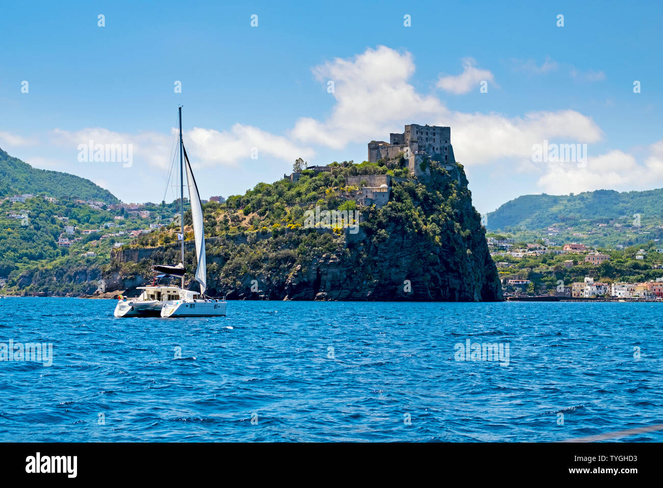Katamaran Segeln entlang der Küste von Amalfi, Italien Stockfoto
