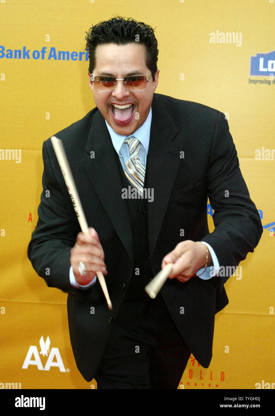 Tito Puente Jr. posiert für die Fotografen am Apollo Theater 75 Jahre in New York City am 28. März 2004. (UPI FOTO/John ANGELILLO) Stockfoto