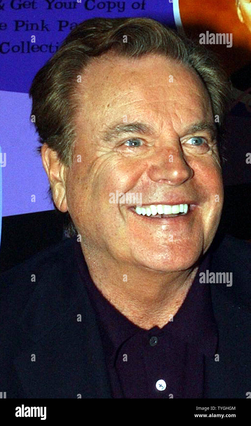 Schauspieler Robert Wagner Schinken es während der 5. April 2004 instore Promotion starten Sie in New York für das DVD-Set der 60er Pink Panther Filme, in denen Wagner erschienen. (UPI/Ezio Petersen) Stockfoto