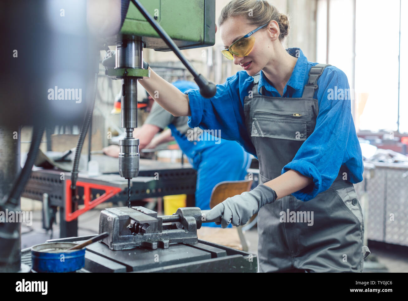 Metallarbeiter Frau die Bohrmaschine Stockfoto