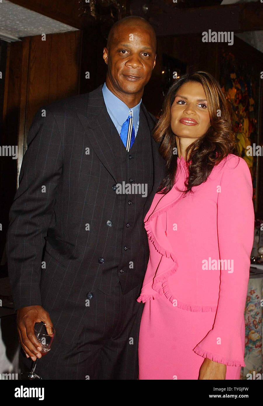 Ehemalige Baseballspieler Darryl Strawberry und seine Frau Charisse, Präsident der Tampa Kapitel des Nationalen Rates für Alkoholismus nehmen an der R. Brinkley Smithers Preisverleihungen in New York am 28. April 2004. (UPI/Ezio Petersen) Stockfoto