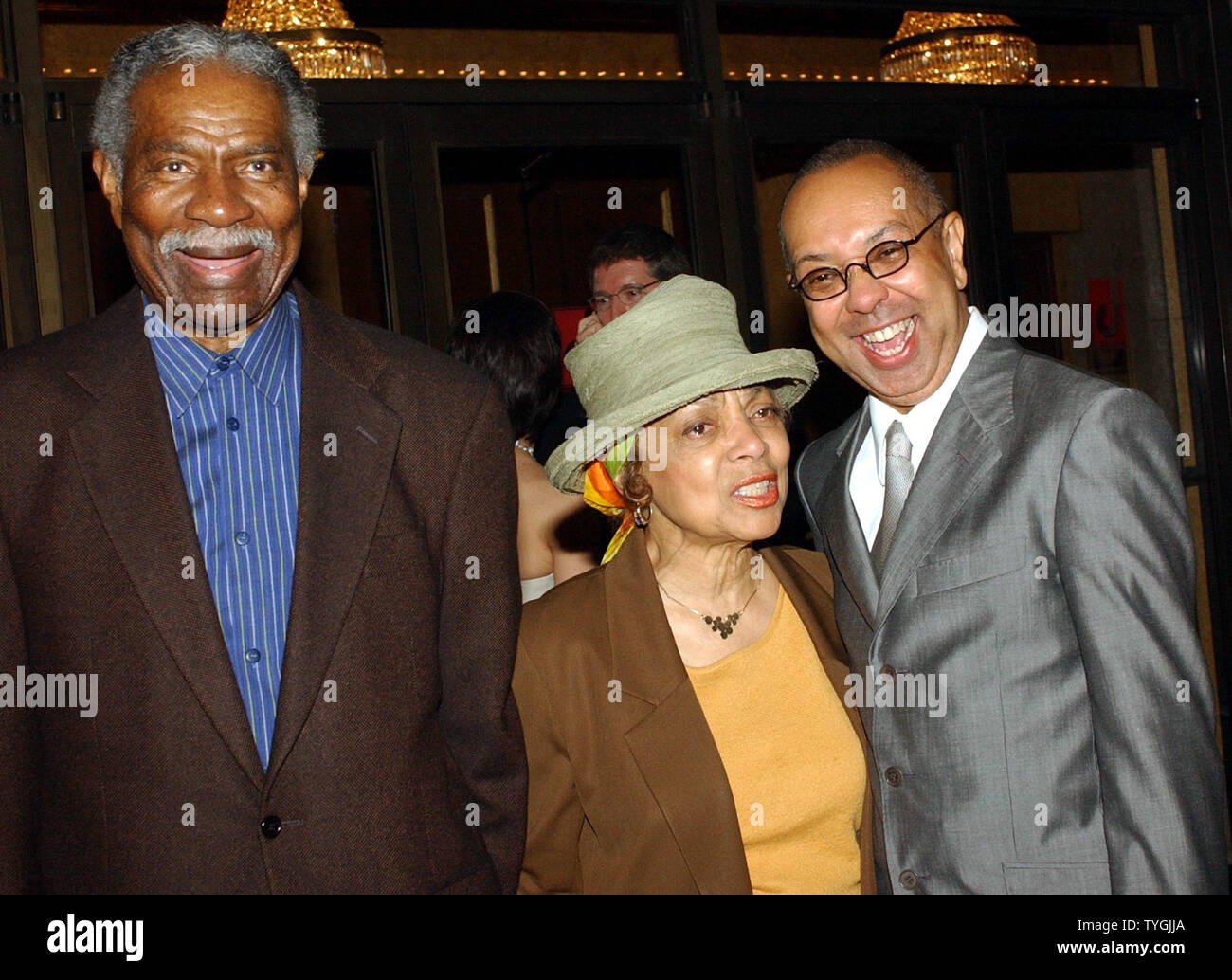 Schauspieler Ossie Davis und Ruby Dee gratulieren Direktor George C Wolfe (rechts) am 2. Mai 2004 bei der Eröffnung der Nacht seines Broadway Musical play" Caroline oder Ändern." (UPI/Ezio Petersen) Stockfoto