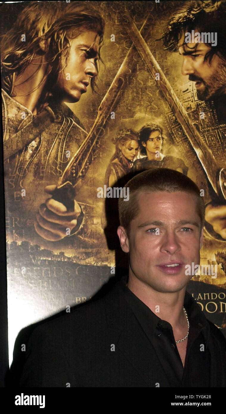 Schauspieler Brad Pitt stellt mit seinem Film Poster Bild am Mai 10, 2004 US-Premiere in New York von Pitt neuen Film "Troy" (UPI/Ezio Petersen) Stockfoto
