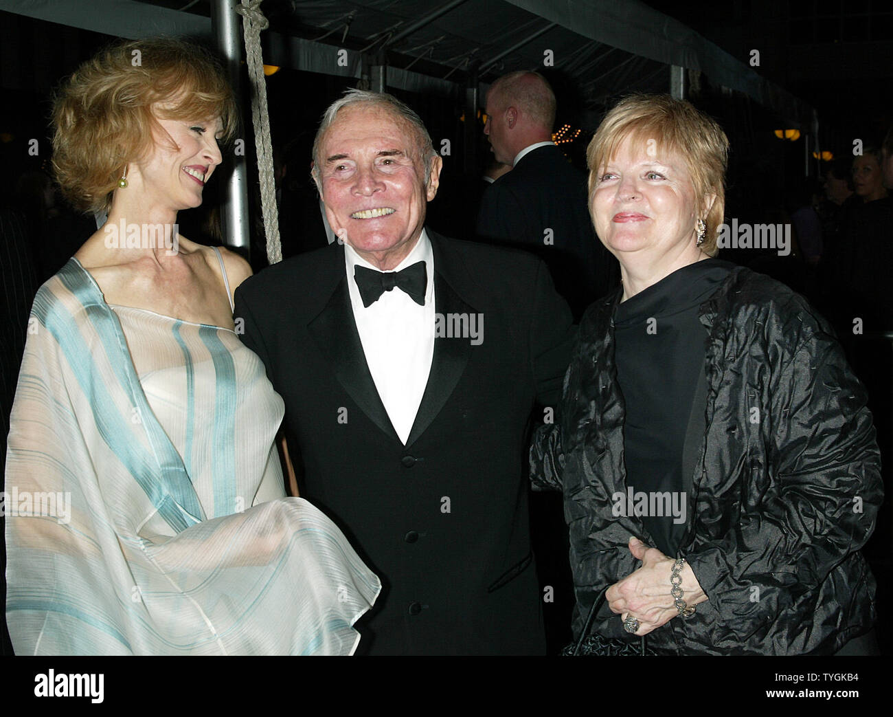 (Von links nach rechts) Jill Larson, James Mitchell und Gillian Spencer für Bilder in der Daytime Emmy's in der Radio City Music Hall in New York stellen am 21. Mai 2004. (UPI Foto/Laura Cavanaugh) Stockfoto