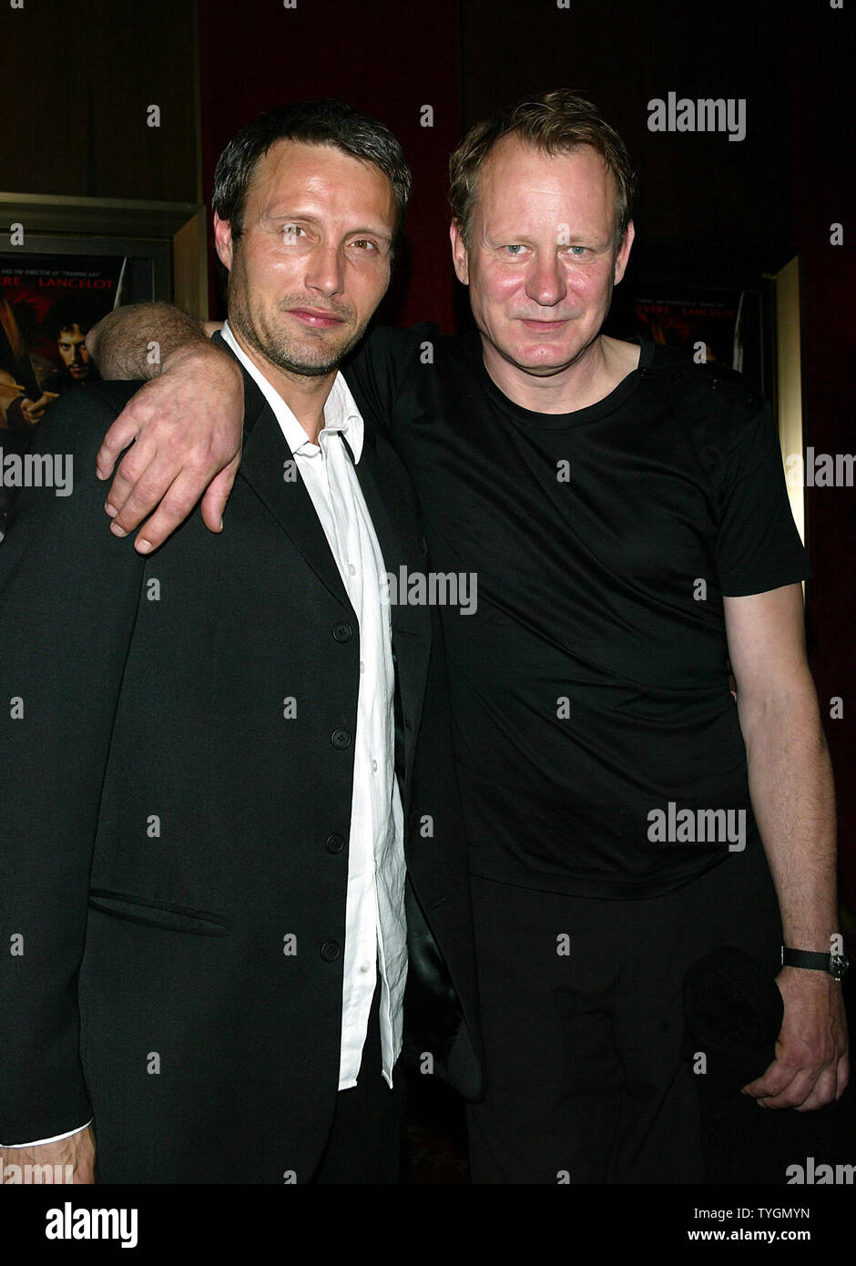 Mads Mikkelson (links) und Stellan Skarsgard posieren für Fotos bei der Premiere von 'King Arthur' an der Zeigfeld Theater in New York am 28. Juni 2004. (UPI Foto/Laura Cavanaugh) Stockfoto