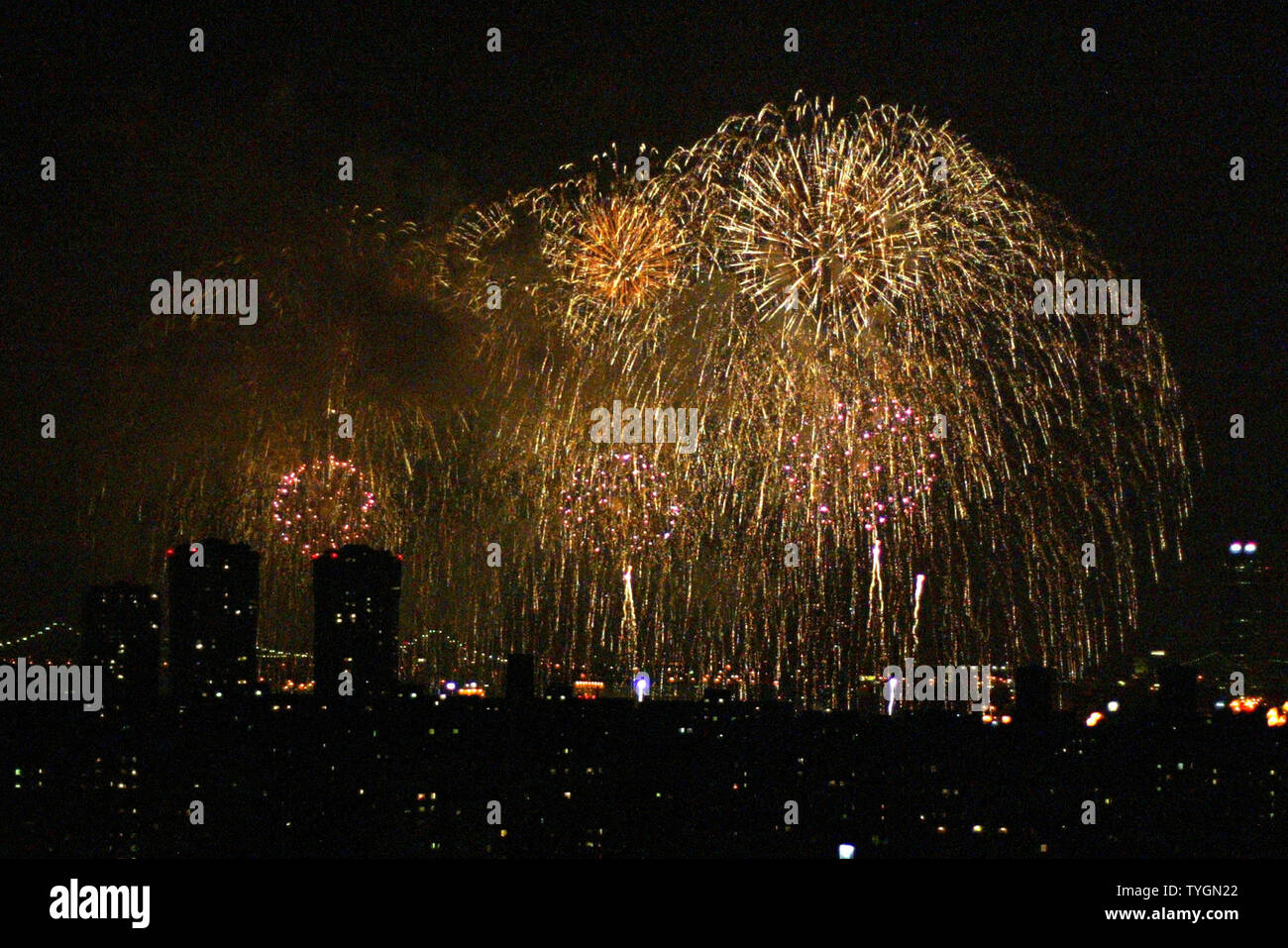 Feuerwerk über New York City während der 2004 Macy's Feuerwerk in New York City am 4. Juli 2004 explodieren. (UPI Foto/John angelillo) Stockfoto