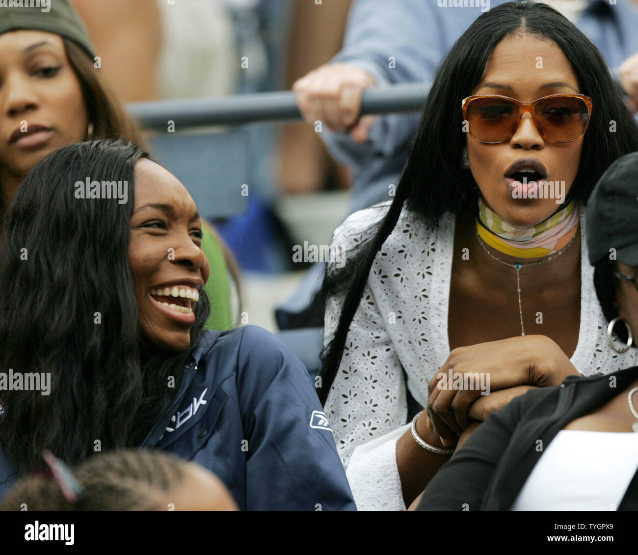 Venus Williams und Naomi Campbell wurden in den Ständen Serena Williams in ihrer geraden Sätzen Besiegen von Patty Schnyder (SUI) in Tag 7 Aktion bei den US Open in Flushing, New York am 5. September 2004 zu beobachten. (UPI Foto/John angelillo) Stockfoto