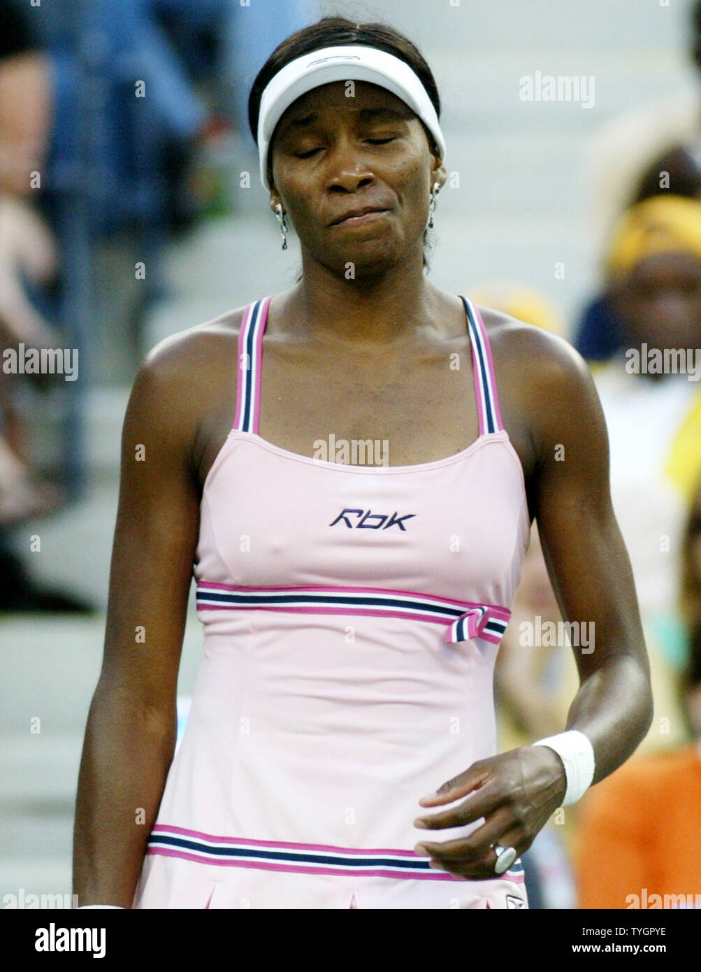 Venus Williams sieht in ihrer geraden Sätzen Verlust zu Lindsay Davenport bei Tag 8 Aktion bei den US Open in Flushing, New York am 6. September 2004 frustriert. (UPI Foto/John angelillo) Stockfoto