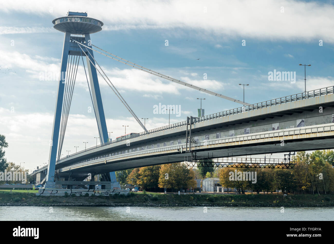 Brücke der Slowakischen Nationalen Aufstandes (Die meisten SNP oder UFO-Brücke) in Bratislava, Slowakei. Stockfoto