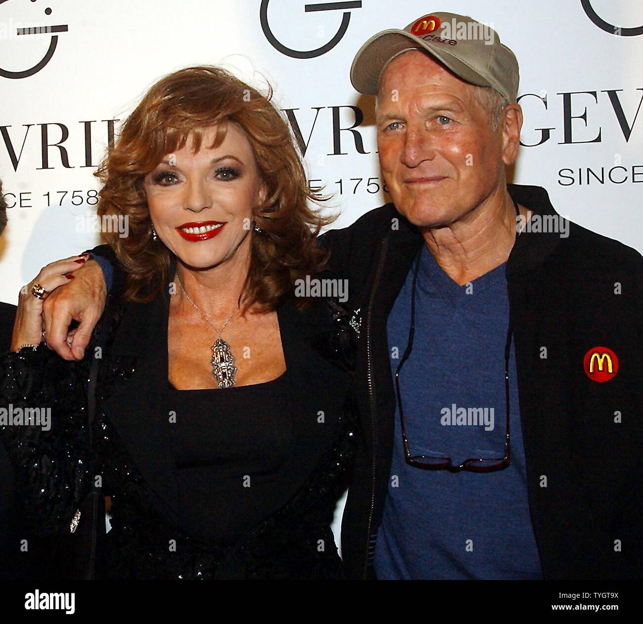 Schauspielerin Joan Collins verbindet Schauspieler Paul Newman zu promo Gevril Start der neuen Zeit Stück Serenade an Sept. 28, 2004 in der New Yorker Tourneau Time Machine. (UPI Foto/Ezio Petersen) Stockfoto