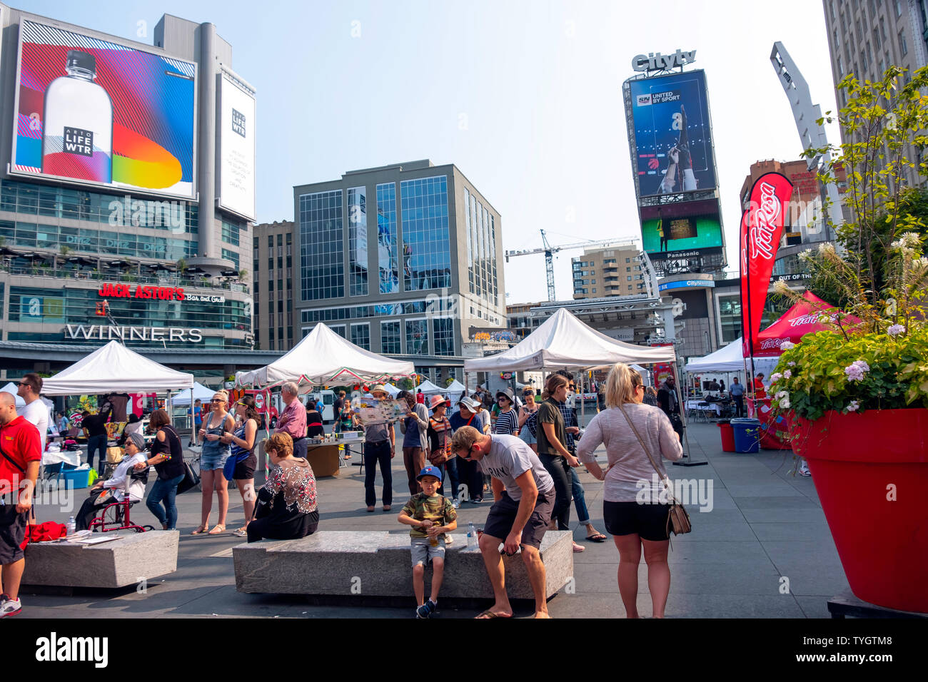 Toronto, Ontario, Kanada, das Leben in der Stadt im Sommer mit Aktivitäten am Dundas Square und Eaton Center und Yonge Street, Sommerfeste Stockfoto