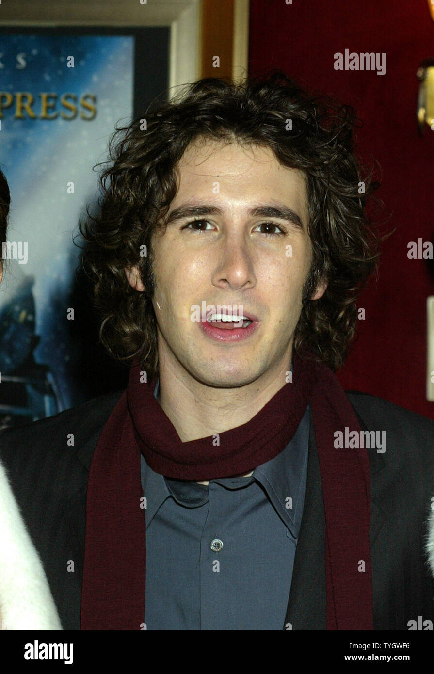 Josh Groban stellt für Bilder, die während der Polar Express Premiere auf der Ziegfeld Theater am 8. November 2004. (UPI Foto/John angelillo) Stockfoto