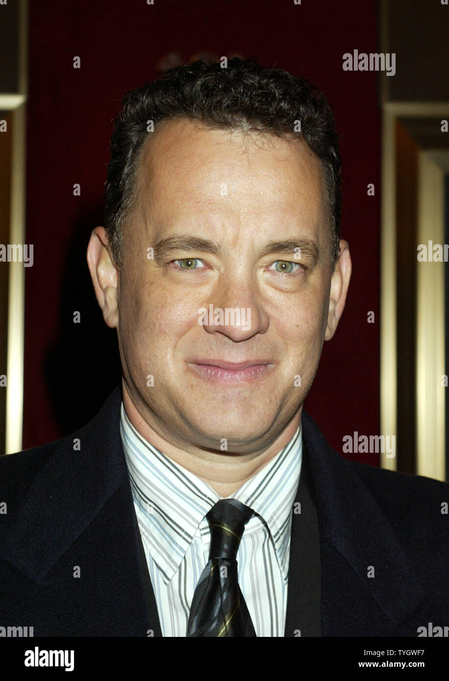 Schauspieler Tom Hanks stellt für Bilder, die während der Polar Express Premiere auf der Ziegfeld Theater am 8. November 2004. (UPI Foto/John angelillo) Stockfoto