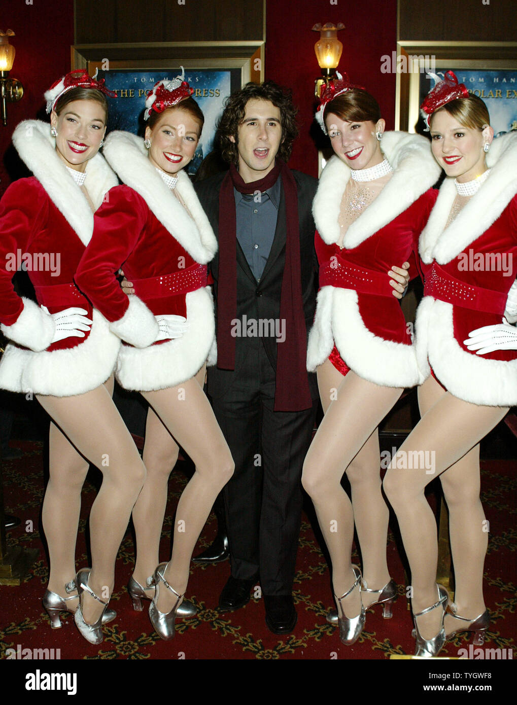 Josh Groban und die rockettes Posieren für Bilder, die während der Polar Express Premiere auf der Ziegfeld Theater am 8. November 2004. (UPI Foto/John angelillo) Stockfoto