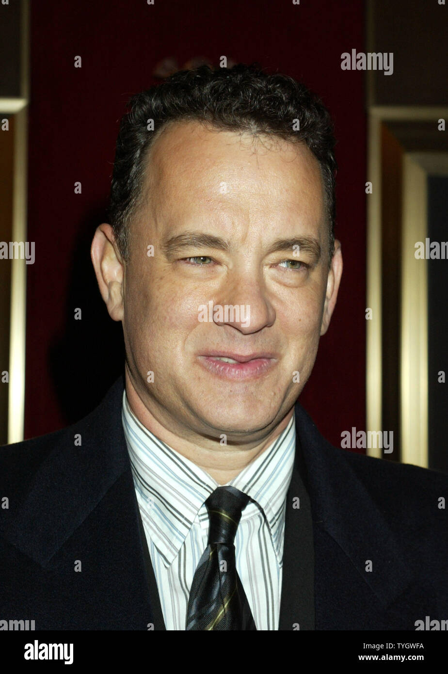 Schauspieler Tom Hanks stellt für Bilder, die während der Polar Express Premiere auf der Ziegfeld Theater am 8. November 2004. (UPI Foto/John angelillo) Stockfoto