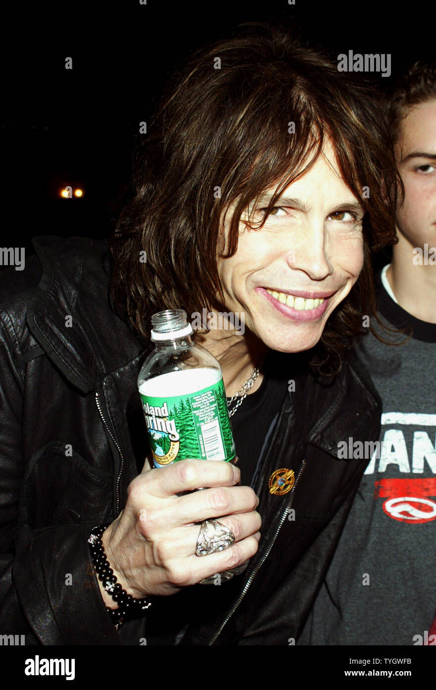 Steven Tyler stellt für Bilder, die während der Polar Express Premiere auf der Ziegfeld Theater am 8. November 2004. (UPI Foto/John angelillo) Stockfoto