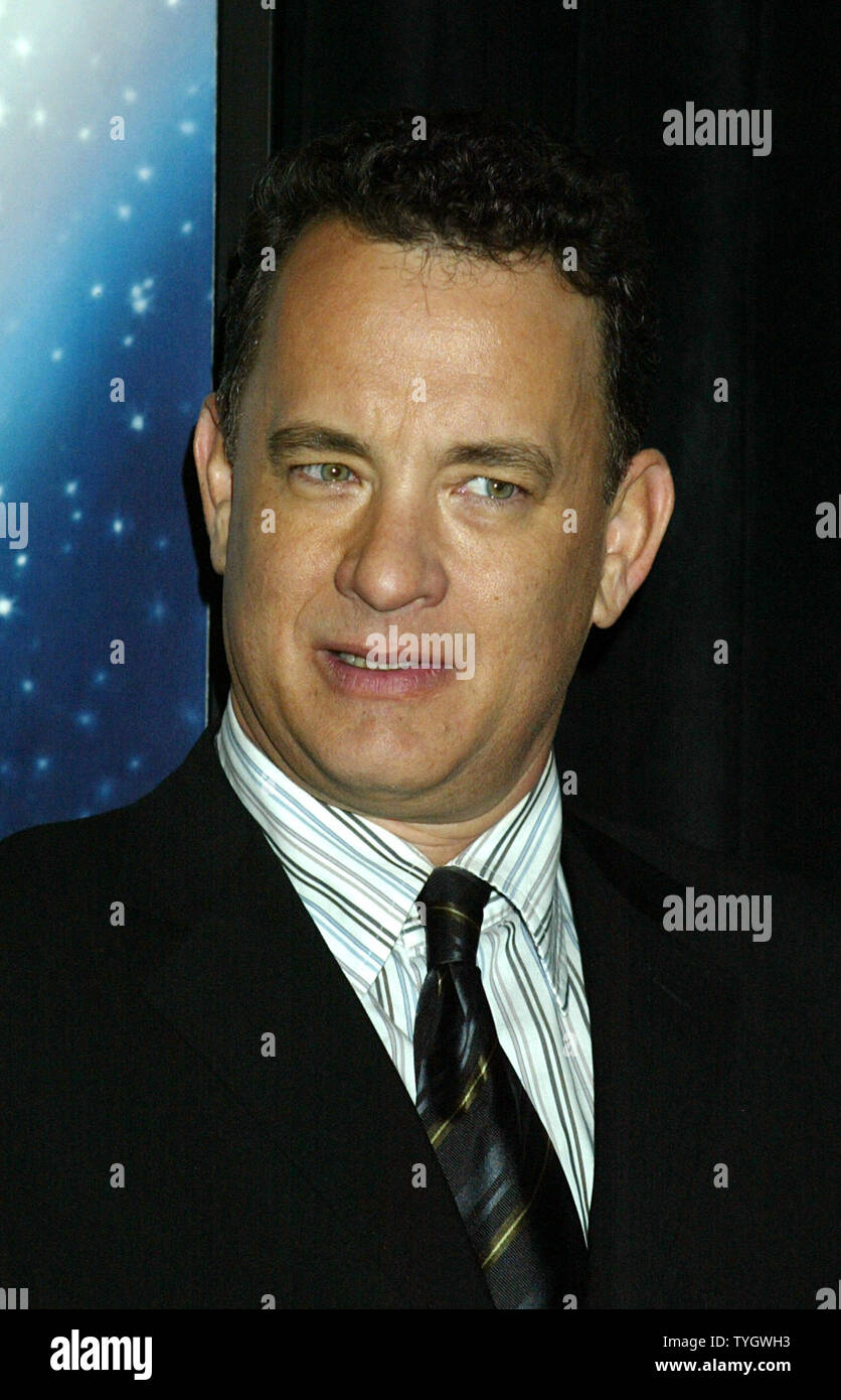 Tom Hanks stellt für Bilder, die während der Polar Express Premiere auf der Ziegfeld Theater am 8. November 2004. (UPI Foto/John angelillo) Stockfoto