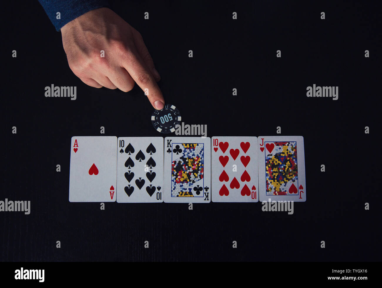 Nahaufnahme der Kerl Hand, poker Spieler zu bluffen, da Wetten ein Chip. Spielen im Casino Spieltisch, unbekannte Karten Kombination. Spielen Turnier, p Stockfoto