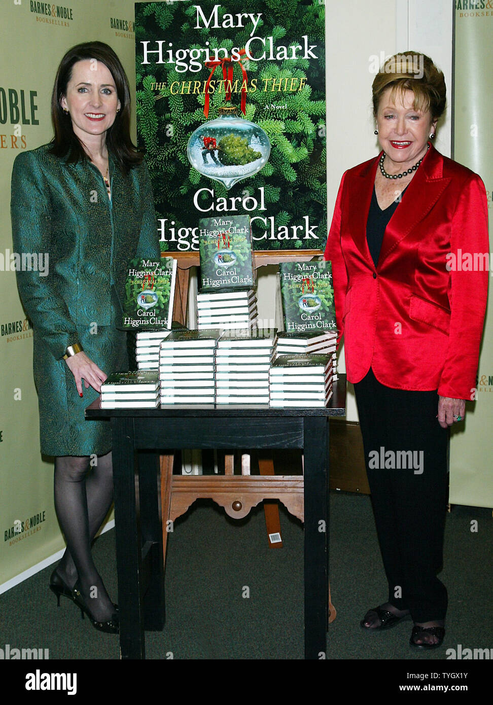 Mary Higgins Clark (rechts) und Tochter Carol Higgins Clark zeichen Kopien von Ihrem neuen Buch "Die Weihnachten Dieb' bei Barnes & Noble in New York am 30. November 2004. (UPI Foto/Laura Cavanaugh) Stockfoto