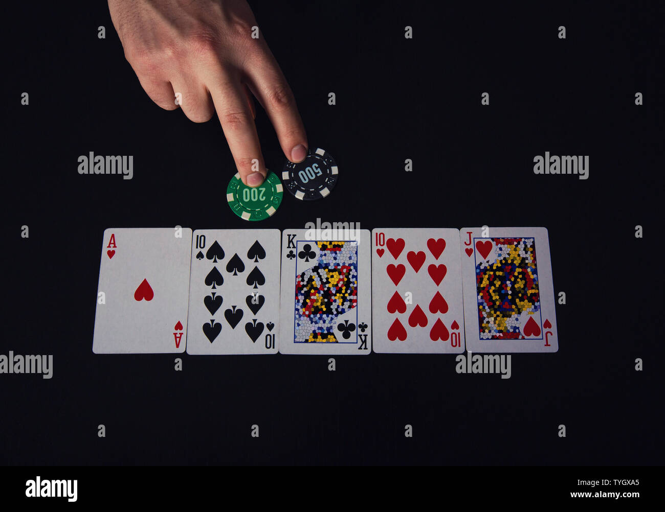 Nahaufnahme der Hand und poker Spieler zu bluffen, da Wetten zwei Chips. Spielen im Casino Spieltisch, unbekannte Karten Kombination. Spielen Turnier, Stockfoto