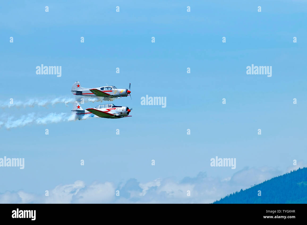 Zwei aerobatic Flugzeug weißer Rauch trails bei einer Flugschau in Pitt Meadows, British Columbia, Kanada. Stockfoto