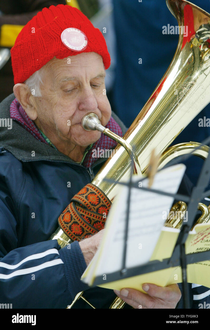 George Wenderoth, 82, ist der älteste unter den 450 Tubisten, Weihnachtslieder während der "Merry Tuba Christmas' Konzert am Rockefeller Center in New York City am 12. Dezember 2004 in New York City spielen. (UPI Foto/Monika Graff) Stockfoto