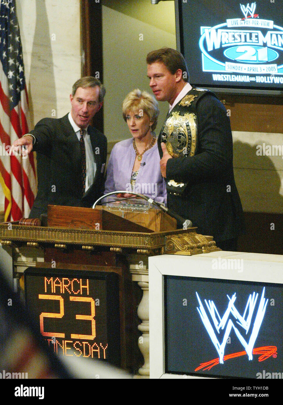 Bob Britz, Links, Präsident und CEO der New York Stock Exchange, zeigt auf, wo Händler wie Linda McMahon, CEO von World Wrestling Entertainment, und WWF Champion John 'Bradshaw' Layfield Blick auf, wie sie für das Klingeln der schließenden Glocke sind an der Börse, wo der WWF ist die Förderung der kommenden WrestleMania 21 23. März 2005 in New York City sind. (UPI Foto/Monika Graff) Stockfoto