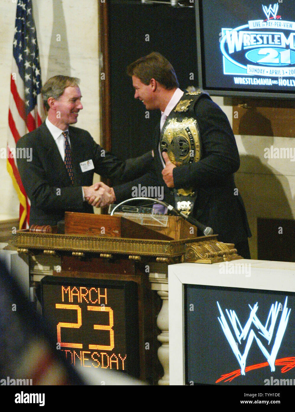 Bob Britz, Links, Präsident und CEO der New York Stock Exchange, schüttelt Hände mit World Wrestling Entertainment Meister John 'Bradshaw' Layfield vor dem Klingeln der schließenden Glocke an der Börse, wo der WWF ist die Förderung der kommenden WrestleMania 21 23. März 2005 in New York City. (UPI Foto/Monika Graff) Stockfoto
