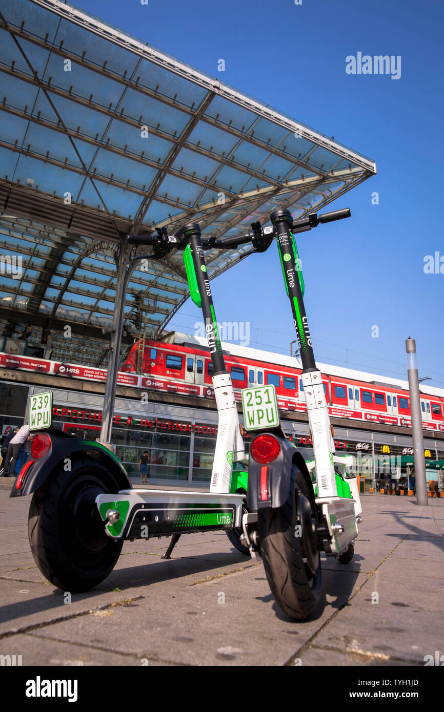Kalk - S Elektroroller für Mietwagen am Hauptbahnhof, Köln, Deutschland. Kalk - S Elektroscooter zum Mieten am Hauptbahnhof, Köln, Deutschland. Stockfoto