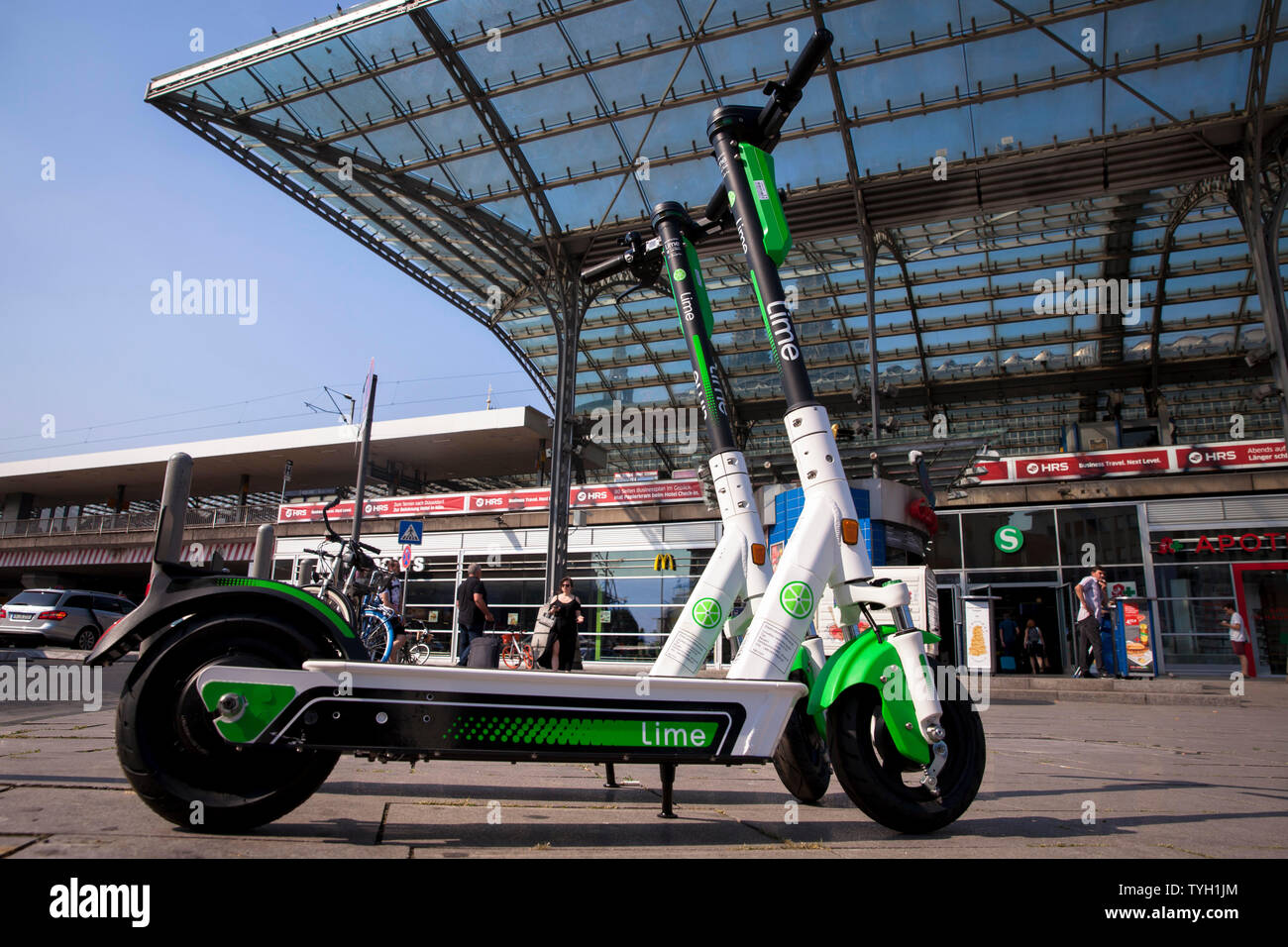 Kalk - S Elektroroller für Mietwagen am Hauptbahnhof, Köln, Deutschland. Kalk - S Elektroscooter zum Mieten am Hauptbahnhof, Köln, Deutschland. Stockfoto