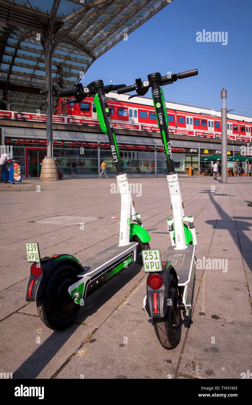Kalk - S Elektroroller für Mietwagen am Hauptbahnhof, Köln, Deutschland. Kalk - S Elektroscooter zum Mieten am Hauptbahnhof, Köln, Deutschland. Stockfoto
