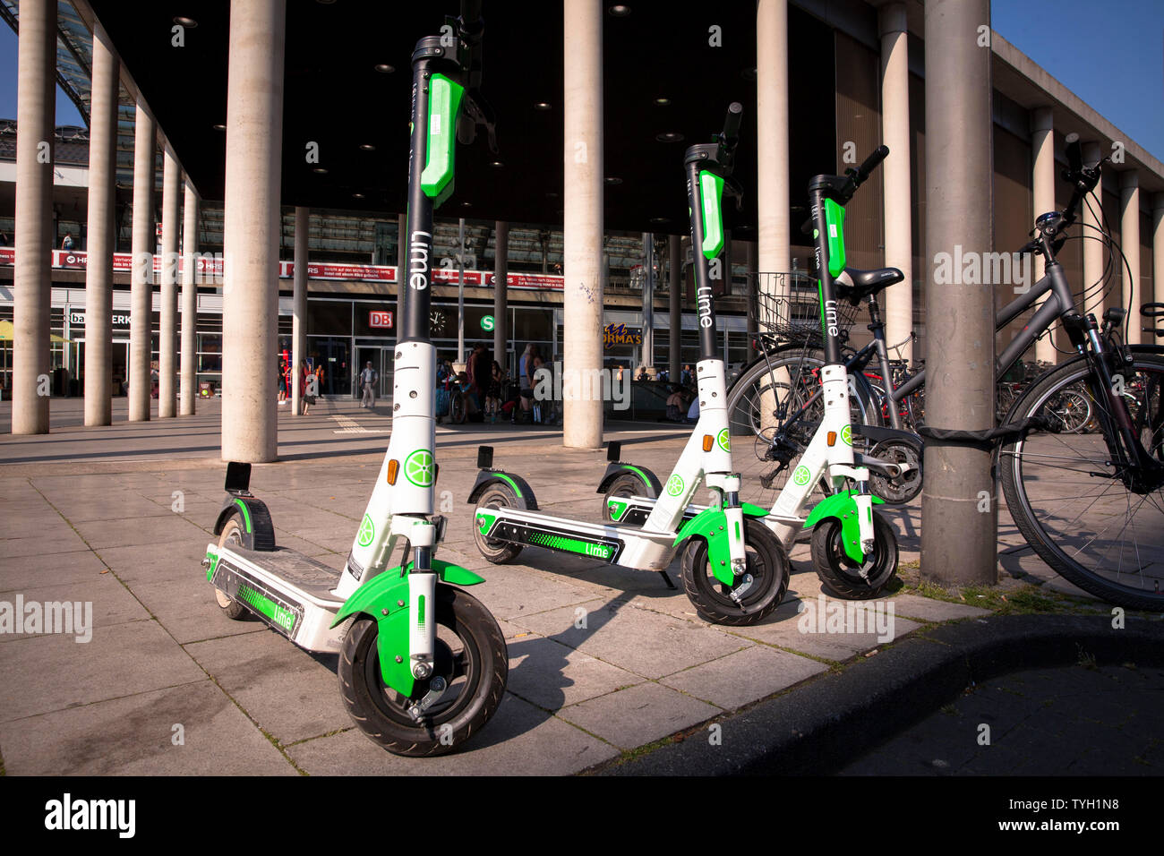 Kalk - S Elektroroller für Mietwagen am Hauptbahnhof, Köln, Deutschland. Kalk - S Elektroscooter zum Mieten am Hauptbahnhof, Köln, Deutschland. Stockfoto