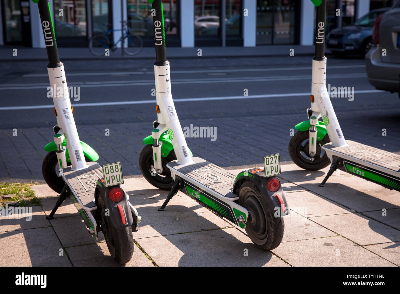 Kalk - S Elektroroller für Mietwagen am Hauptbahnhof, Köln, Deutschland. Kalk - S Elektroscooter zum Mieten am Hauptbahnhof, Köln, Deutschland. Stockfoto