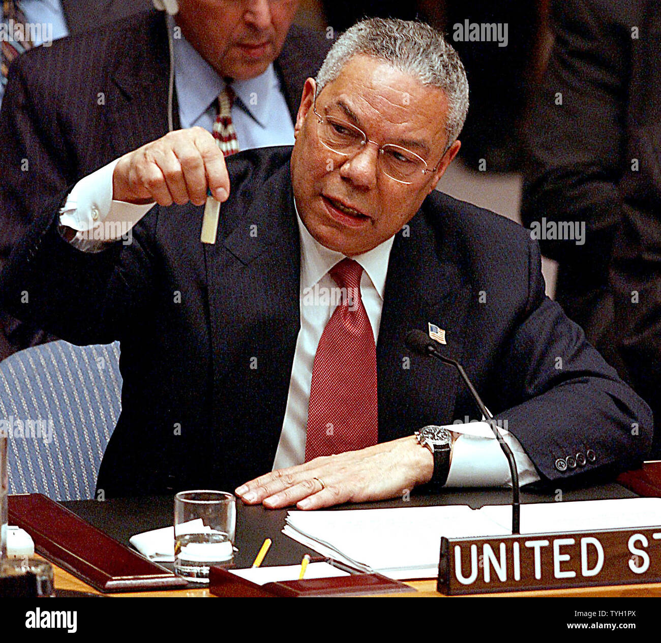 Us Aussenminister Colin Powell Im Februar 2003 Mit Einer Kleinen Flasche Mit Einem Nicht Todliche Substanz Die Hohe Von Milzbrand In Den Angriffen Auf Dem Capitol Hill Im Jahr 2001 Und Der Irak Ist