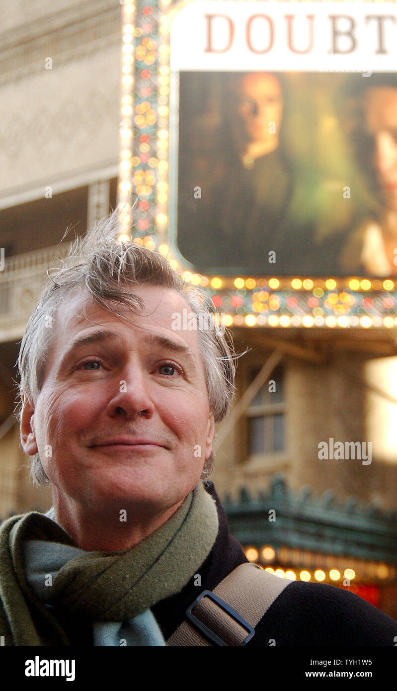 Dramatiker John Patrick Shanley, der eine 1988 Oscar für sein Drehbuch zu 'Moonstruck" gewann, feiert außerhalb des Walter Reed Theater in New York am 4. April 2005, nachdem er erfahren hatte, dass er die 2005 Pulitzer Preis für Drama gewann für sein Spiel "?Zweifeln". (UPI Foto/Ezio Petersen) Stockfoto