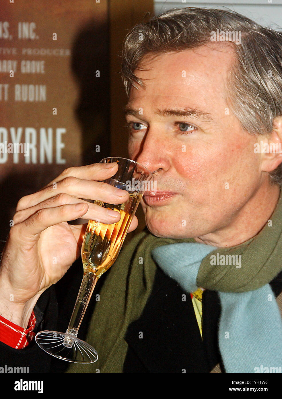 Dramatiker John Patrick Shanley, der eine 1988 Oscar für sein Drehbuch zu 'Moonstruck" gewann, feiert außerhalb des Walter Reed Theater in New York am 4. April 2005, nachdem er erfahren hatte, dass er die 2005 Pulitzer Preis für Drama gewann für sein Spiel "?Zweifeln". (UPI Foto/Ezio Petersen) Stockfoto