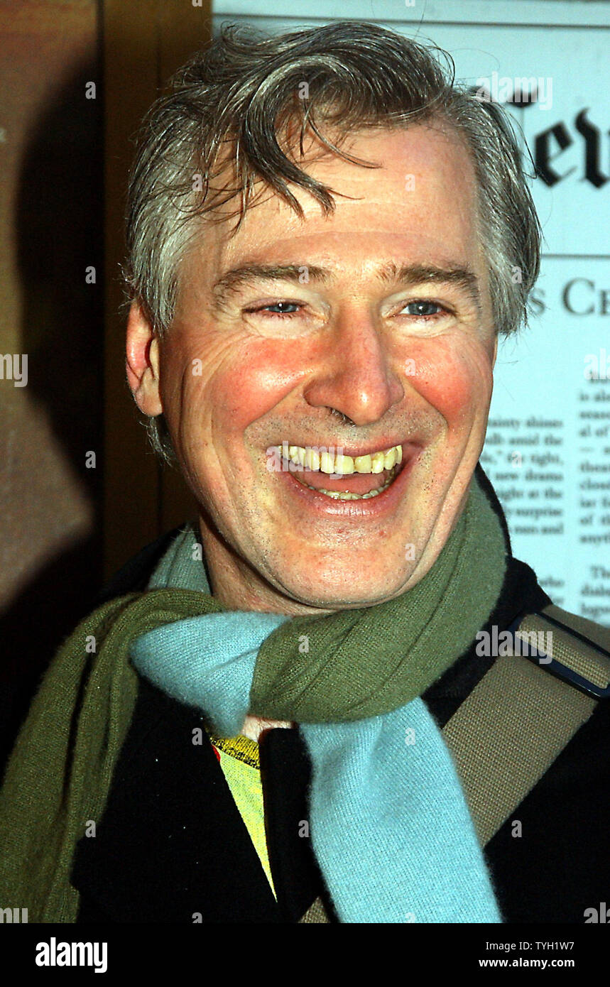 Dramatiker John Patrick Shanley, der eine 1988 Oscar für sein Drehbuch zu 'Moonstruck" gewann, feiert außerhalb des Walter Reed Theater in New York am 4. April 2005, nachdem er erfahren hatte, dass er die 2005 Pulitzer Preis für Drama gewann für sein Spiel "?Zweifeln". (UPI Foto/Ezio Petersen) Stockfoto