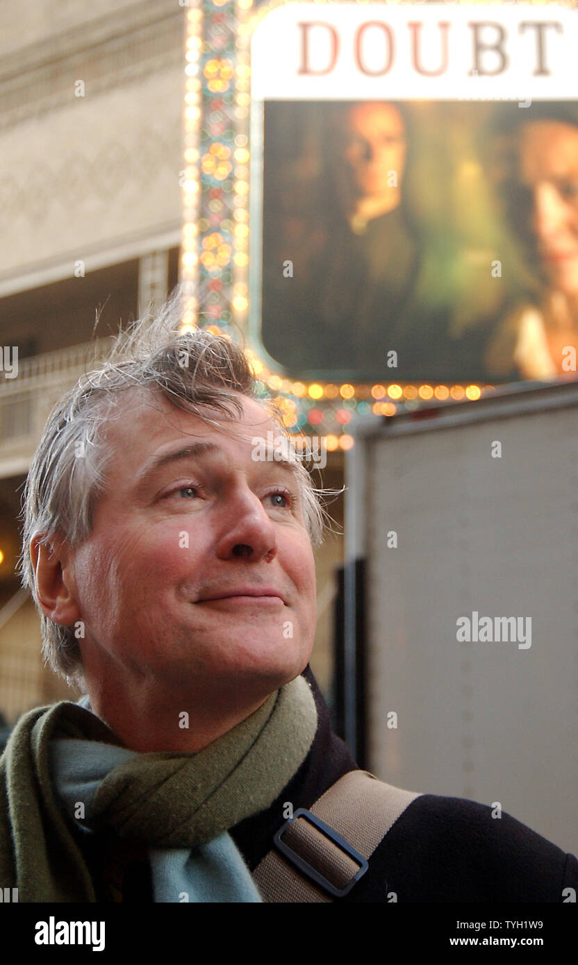 Dramatiker John Patrick Shanley, der eine 1988 Oscar für sein Drehbuch zu 'Moonstruck" gewann, feiert außerhalb des Walter Reed Theater in New York am 4. April 2005, nachdem er erfahren hatte, dass er die 2005 Pulitzer Preis für Drama gewann für sein Spiel "?Zweifeln". (UPI Foto/Ezio Petersen) Stockfoto