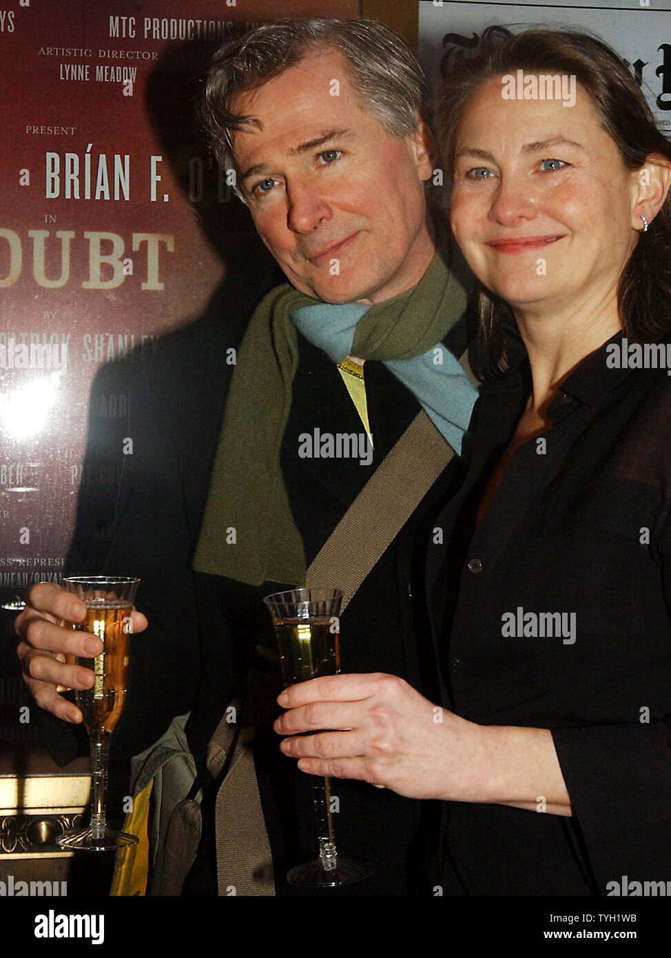 Schauspielerin Cherry Jones, die Sterne in 'D?Zweifeln" feiert mit dem Dramatiker John Patrick Shanley außerhalb des Walter Reed Theater in New York am 4. April 2005, nachdem er erfahren hatte, dass er die 2005 Pulitzer Preis für Drama gewann für sein Spiel "?Zweifeln". Shanley gewann 1988 einen Oscar für sein Drehbuch zu 'Moonstruck" (UPI Foto/Ezio Petersen) Stockfoto