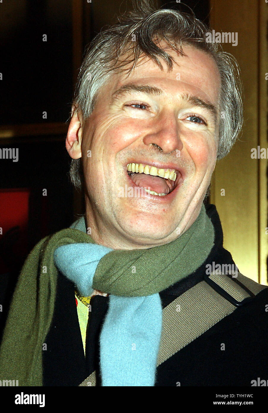 Dramatiker John Patrick Shanley, der eine 1988 Oscar für sein Drehbuch zu 'Moonstruck" gewann, feiert außerhalb des Walter Reed Theater in New York am 4. April 2005, nachdem er erfahren hatte, dass er die 2005 Pulitzer Preis für Drama gewann für sein Spiel "?Zweifeln". (UPI Foto/Ezio Petersen) Stockfoto