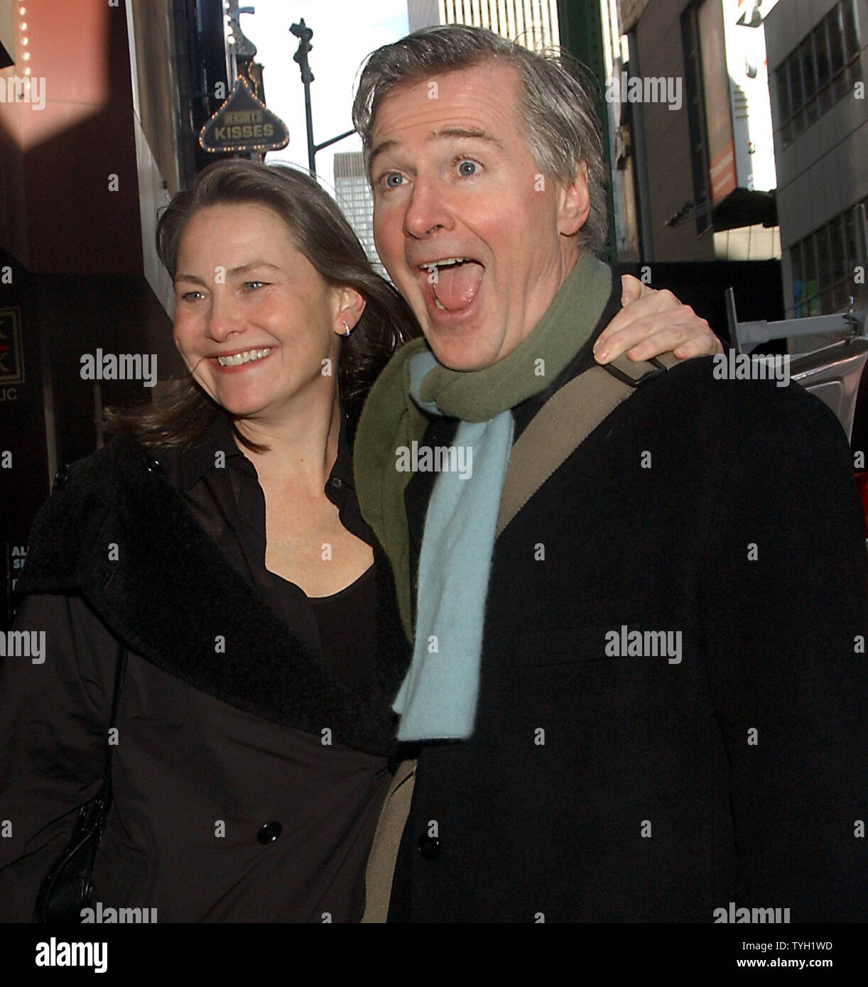 Schauspielerin Cherry Jones, die Sterne in 'D?Zweifeln" feiert mit dem Dramatiker John Patrick Shanley außerhalb des Walter Reed Theater in New York am 4. April 2005, nachdem er erfahren hatte, dass er die 2005 Pulitzer Preis für Drama gewann für sein Spiel "?Zweifeln". Shanley gewann 1988 einen Oscar für sein Drehbuch zu 'Moonstruck" (UPI Foto/Ezio Petersen) Stockfoto