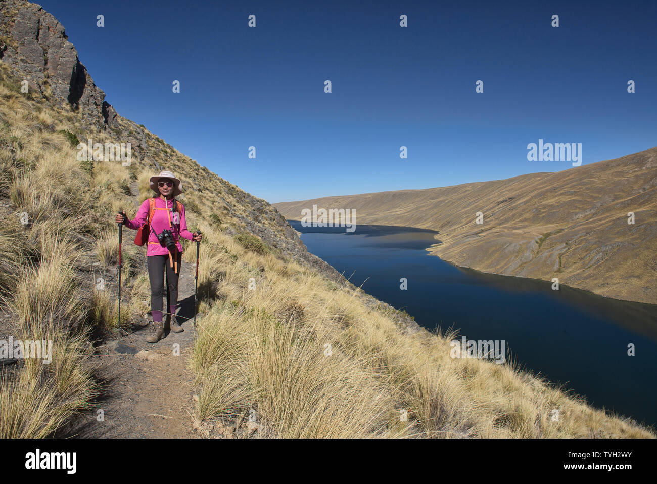 Trekking über See Khara Khota (Q'ara Quta) entlang der Cordillera Real Traverse, Bolivien Stockfoto