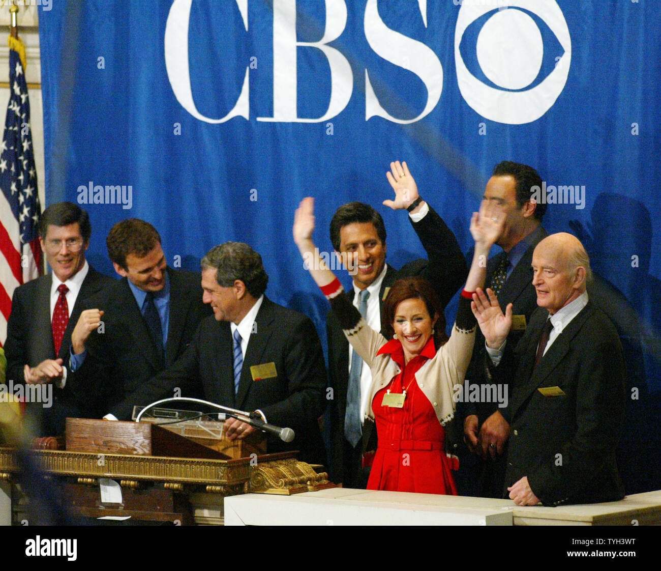 An Hand für das Klingeln der schließenden Glocke an der New York Stock Exchange sind (von links nach rechts) NYSE CEO John Thain, Phil Rosenthal, Executive Producer von "Alle lieben Raymond", Les Moonves, Co-Präsident, Co-COO von Viacom und Vorsitzender von CBS, Raymond Romano, der die Hauptfigur der TV-Show, Patricia Heaton wer spielt Raymond's Frau, Brad Garrett, der seinen Bruder und Peter Boyle, der als der Vater am 16. Mai 2005 in New York City Handlungen spielt spielt. Die beliebte TV-Serie lüftet seine Reihe finale tomight nach neun Jahren. (UPI Foto/Monika Graff) Stockfoto